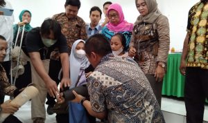 Wabup Karawang H. Aep Syaepuloh SE. Memberikan Bantuan Kaki Palsu Kepada Dua Anak Cacat Kaki