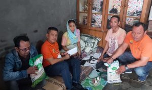 Sakit Angin Duduk, Isteri Wartawan Sumut24 Dijenguk Ketua Pewarta