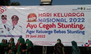 Bupati Karawang dr. Cellica Nurrachadiana Peringati Hari Keluarga Nasional (Harganas)