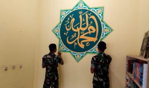 Membuat Karya Lukisan Kaligrafi Di Masjid Al Muhajirin dan Mushalla Nurul Akhlaq Desa Piru