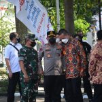 Kapolda Sumut dampingi Presiden dan Ibu Iriana Bagikan Bansos dan Belanja Buah di Pasar Petisah Medan