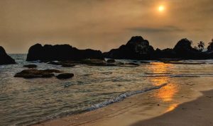 “Pantai Marina Lampung Selatan, Pesona Batu Karang Yang Memukau Mampu Pikat Wisatawan”.