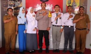Kapolres Madina Dapat Kunjungan Putra-Putri Calon Paskibraka Tingkat Nasional Foto: Kapolres bersama calon Paskibraka