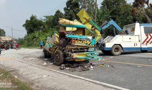 Dump truck dan colt diesel adu banteng di jalinsum desa gunung terang lamsel.