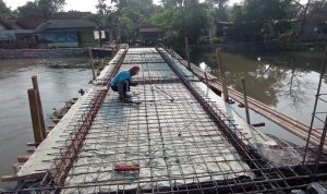 Anggaran DD Kades Desa Dewisari Rengasdengklok Realisasikan Untuk Pembangunan Jembatan Pacing