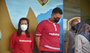 “Pasutri tersangka kasus Curat di sebuah toko di Natar, di amankan Jatanras Polda lampung”.