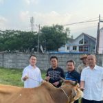 Anggota DPRD Medan Rizki Lubis Sembelih Hewan Qurban Di Masjid Silaturrahim