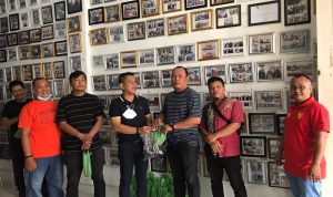 Pulang Rapimnas JMSI, Ketua Pewarta Bagikan Oleh Oleh Souvenir dan Dodol pada Anggota