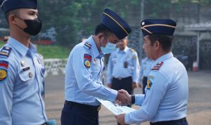 APRESIASI KINERJA, 2 PETUGAS LAPAS CILEGON DIBERIKAN PENGHARGAAN