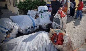 Di Porsea, Beli Sembako Bayarnya Pakai Sampah