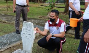 Polres Lamsel Pengecatan di Makam Pahlawan Kesuma Bangsa.