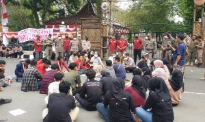 Gelar Aksi Demo di Kantor Pemda dan DPRD Lebak, DPC GMNI Lebak Desak Tambang Pasir Bandel Ditutup