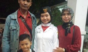 Sudarto Pedagang Bakso Keliling Merasa Bangga Putrinya Jadi Paskibra Kecamatan Tegalwaru Kabupaten Karawang