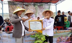 Penghargaan SMSI Award Diberikan Kepada Tokoh Muda Penggerak Pertanian Dalam Giat Membangun Kesadaran Kolektif di Titik 0 Kali Ciherang
