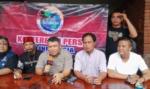 KETUM IWO INDONESIA BERSAMA TOKOH MASYARAKAT DESA CIBUNTU UCAPKAN TERIMAKASIH PADA KAJARI CIKARANG