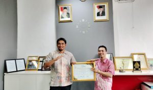 Penyerahan Simbolis Penghargaan SMSI Award 2022 Kepada PT.Tegar Prima Jaya