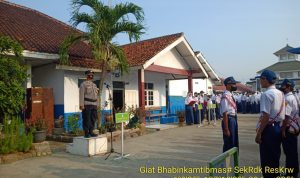 Bhabinkamtibmas Rengasdengklok Jadi Pembina Upacara Di SMPN 1 Kutawaluya