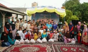 Giat bakti sosial komunitas PEPAYA (pemuda pecinta anak yatim) bagikan santunan