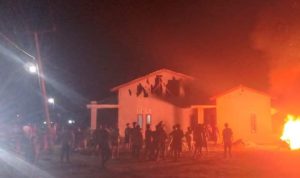 Puluhan Warga Bubun Bakar Barang dari Rumah Terduga Pengedar Narkoba