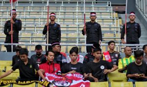Tragedi Kanjuruhan malang jatim Brimob Cikarang Bersama Suporter Bola Doa Bersama