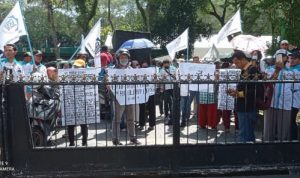 Polrestabes Medan Kawal Unras Massa DPD SBNI di PN Medan