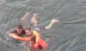 Viral, Aksi Prajurit TNI AD Gagalkan Percobaan Bunuh Diri Penumpang Kapal di Laut Natuna