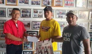 Warga Jalan Langgar Meninggal, Ketua Pewarta Beri Beras dan Uang Santunan Duka