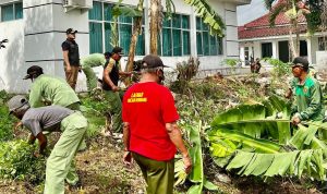 MUSPIKA KECAMATAN KUTAWALUYA DAN ANGGOTA LINMAS GIAT ADAKAN KEBERSIHAN DENGAN KEKOMPAKAN 