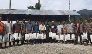 Bersama Salah Satu Mantan Kombatan GAM Dandim Bagikan Sembako