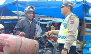 Kanit Lantas Polsek Kotanopan Himbau Masyarakat Agar Jangan Parkir Sembarangan Di Pasar Tumpah Maga