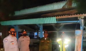 ANGGOTA POLSEK PEDES SAMBANG MASYARAKAT DI POSKAMLING