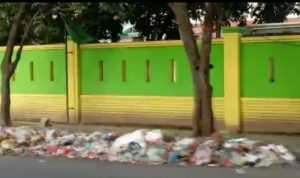 Jorok!!! Sampah Berserakan di Depan Sekolah MAN 2 Medan