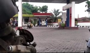 Mirisss!!!!Meski Dilarang Melayani Konsumen Beli BBM Pakai Jerigen, Namun SPBU di Jalan Jamin Ginting Dekat Dengan Terminal Mini bus Sampri Medan Tetap Dilayani