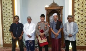 Kapolsek Cipeundeuy Laksanakan Sholat Tarawih di Masjid Jami Al Magfiroh Dalam Rangkaian Giat Tarawih Keliling