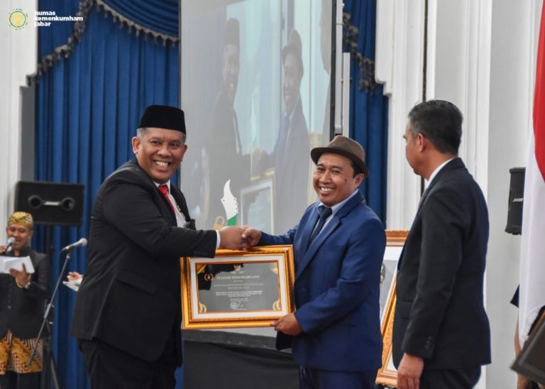 Kemenkumham Jabar Raih Predikat Badan Publik Kategori Instansi Vertikal “Informatif” Pada Penganugerahan Keterbukaan Informasi Publik 2023