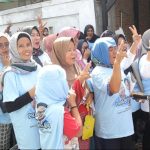 Emak – emak di Cikarang Selatan Kebagian Minyak Goreng dari Relawan Militan Prabowo-Gibran (Brilian)