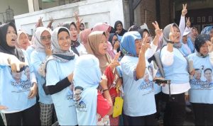 Emak – emak di Cikarang Selatan Kebagian Minyak Goreng dari Relawan Militan Prabowo-Gibran (Brilian)