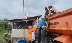 Caleg PKS Teti Lestari Kerja Bakti Bareng Warga Bersihkan Sungai dan Keruk Lumpur