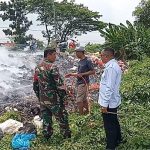Camat Patokbeusi Terjun Langsung Padamkan Bakaran Sampah Yang Bahayakan Pengendara di Jalan Poros Nasional Pantura