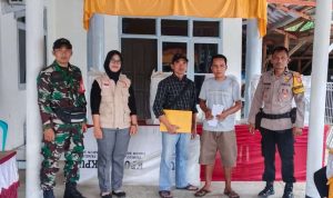 Sinegritas Bhabinkamtibmas dan Babinsa Desa Sukahaji Kawal Pergeseran Kotak Suara Ke Setiap TPS