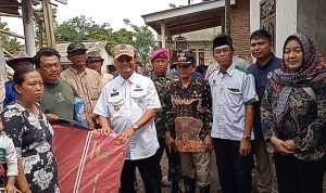 PJ Bupati Subang Berikan Bantuan Kepada 3 Warga Tertimpa Musibah Rumah Roboh