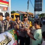 Jelang Berbuka Puasa Polsek Blanakan Bagi-Bagi Takjil Sambil Beri Pesan Kamtibmas