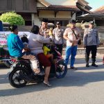 Terus Buru Berkah Bulan Ramadhan! Polsek Blanakan Gencar Bagi-Bagi Takjil Untuk Pengendara