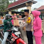 Kapolsek Bersama Ketua Rantimg Bhayangkari Polsek Blanakan Pimpin Pimpin Giat Bagi-bagi Takjil