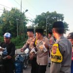 Kapolsek Kotabaru Bagi Takjil Kepada Pengguna Jalan