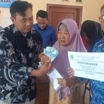 Sebanyak 85 Penerima Manfaat Desa Jayamukti Yang Mayoritas Lansia Terima BLT DD