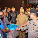 Pj Gubernur Sumut dan Forkopimda Serahkan ‘Extra Fooding’ Pada Petugas KPU dan Bawaslu