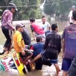 Viral Video Mobil Odong-odong Tercebur di Irigasi!
