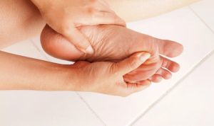 Kaki Anda Sering Alami Kesemutan atau Kram?