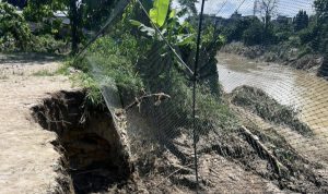 Tragis! Gerusan Air Sungai Lahap Sebagian Lapangan Gang Pantai Kampung Lalang Medam